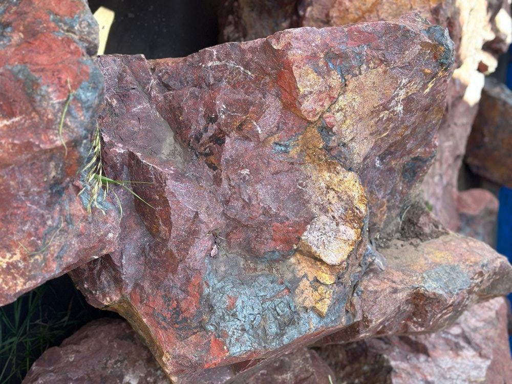 Камни для ландшафтного дизайна красно-фиолетовые 10-60 килограмм купить в Дедовске