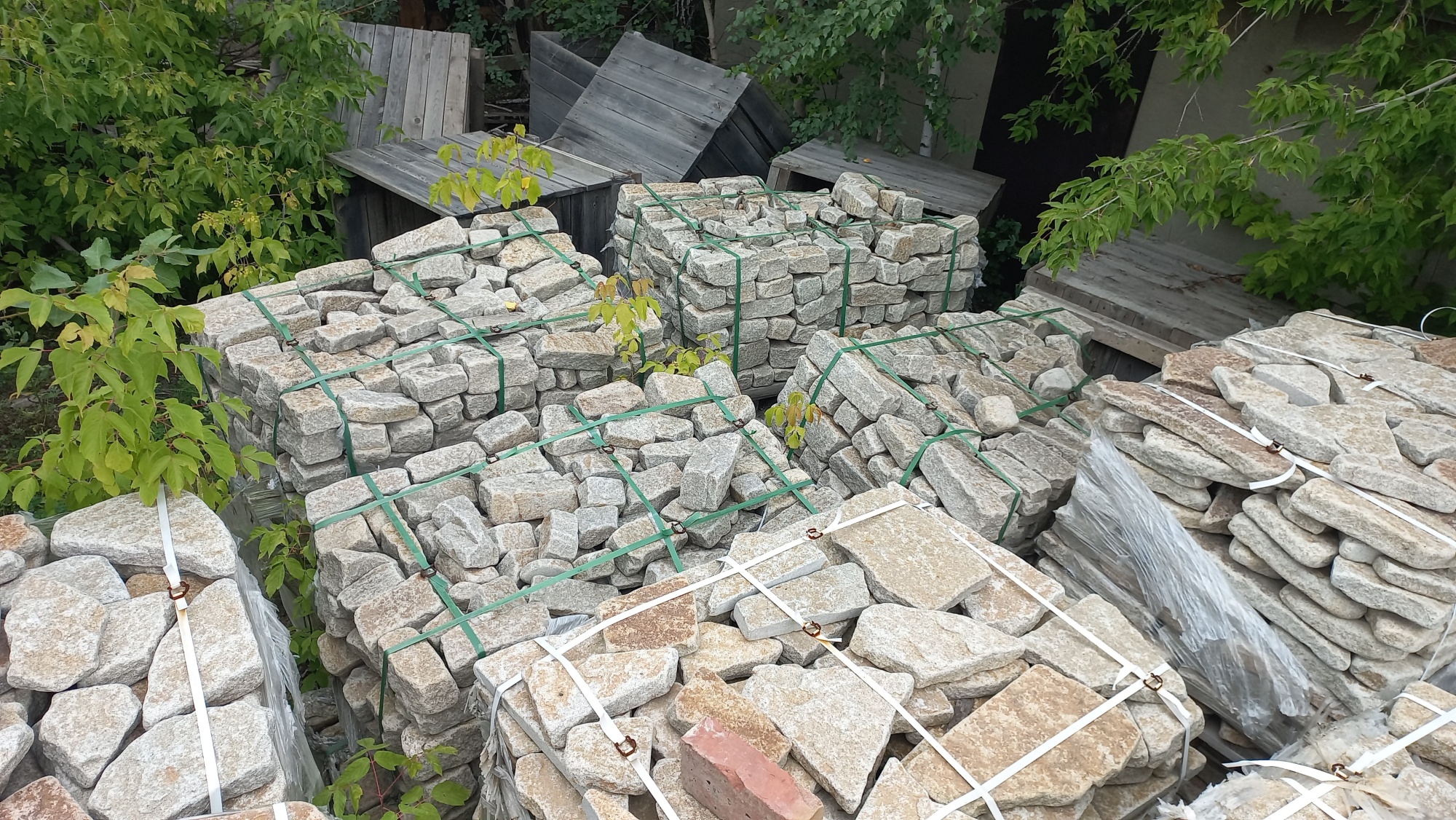 Плитняк галтованный гранитный для ландшафтного дизайна купить в Дедовске