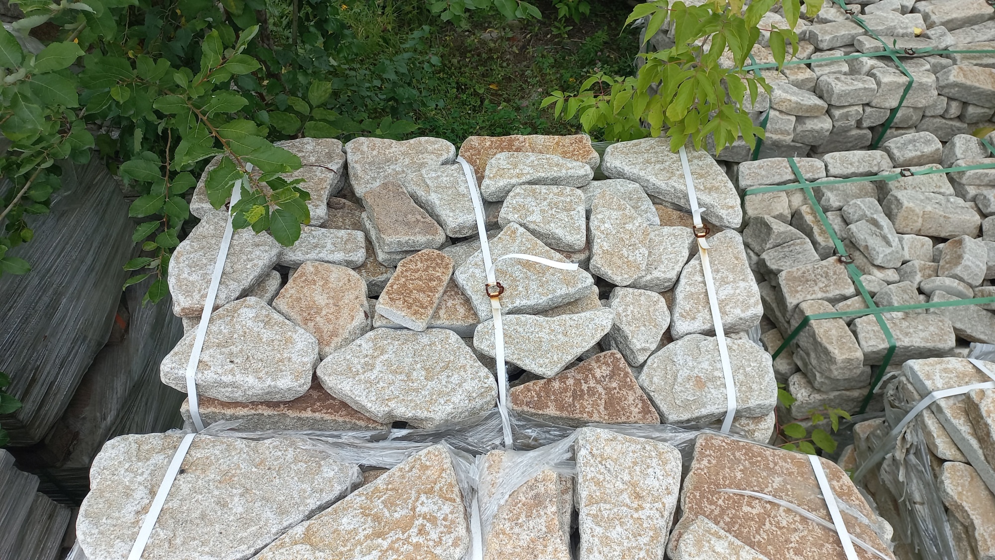 Плитняк галтованный гранитный для ландшафтного дизайна купить в Дедовске