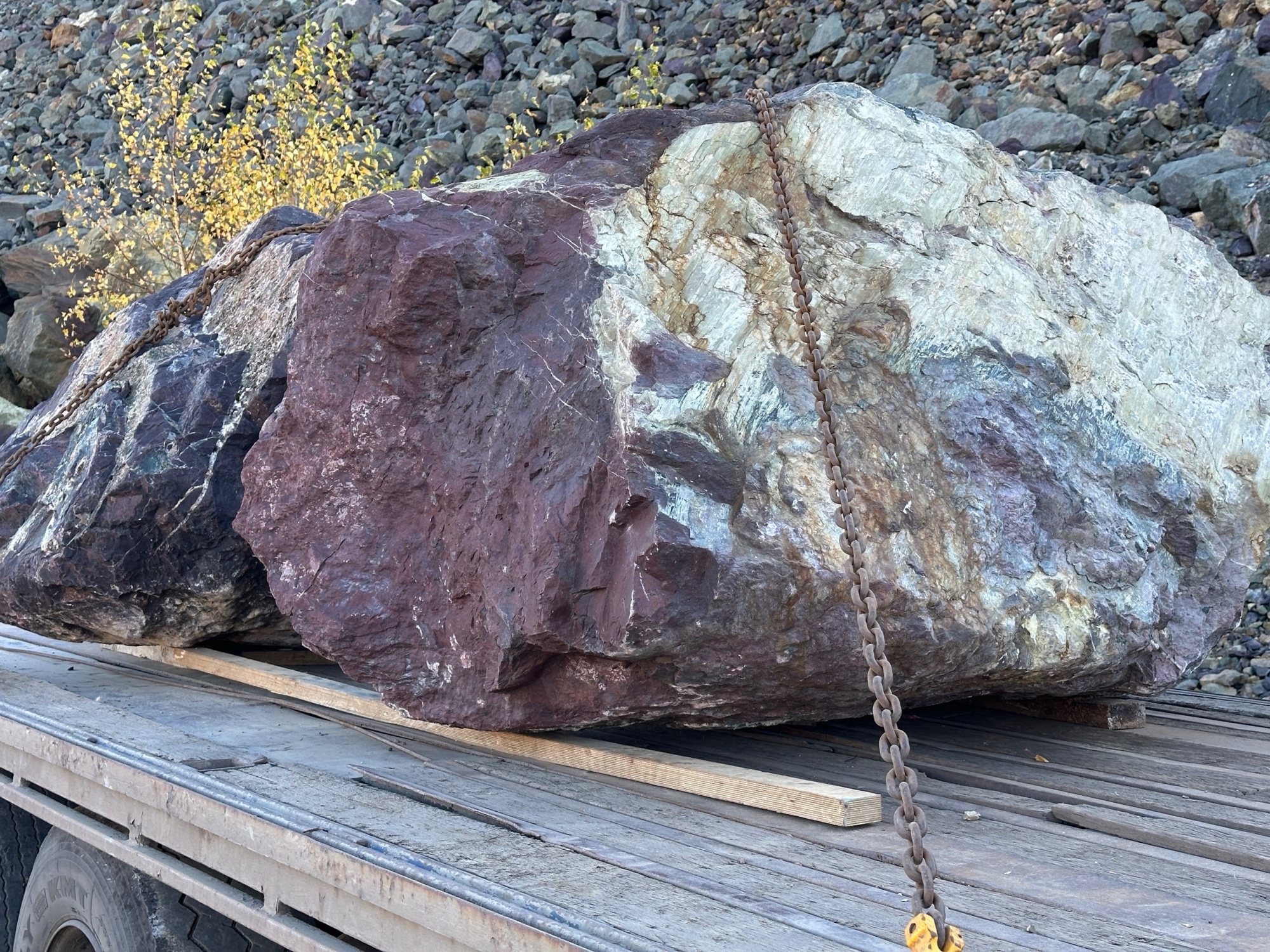 Огромные красно-фиолетовые валуны для ландшафтного дизайна весом более 5 тонн купить в Дедовске