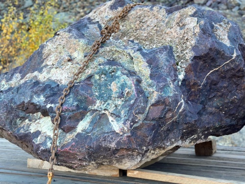 Огромные красно-фиолетовые валуны для ландшафтного дизайна весом более 5 тонн купить в Дедовске