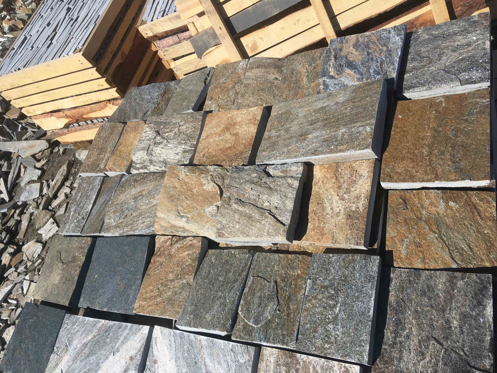 Плитка пилёная златолит Уральский для цоколя, отмостки купить в Дедовске