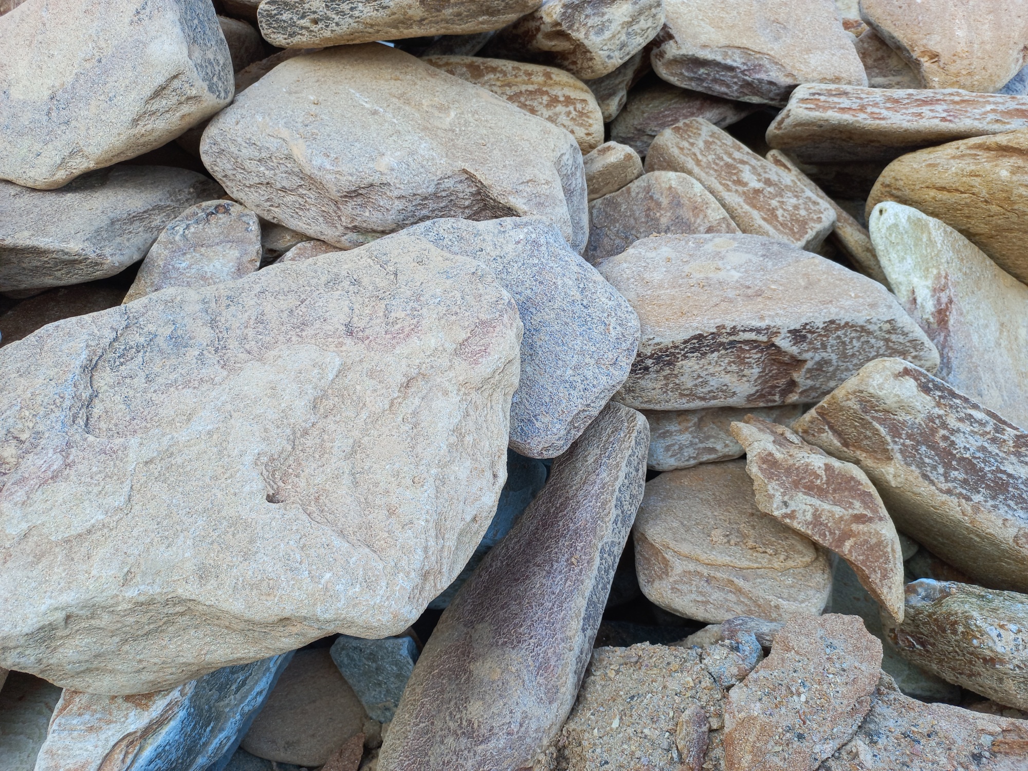 Златолит жёлтый, жёлто-зелёный глыбки и валуны для ланшафтного дизайна купить в Дедовске