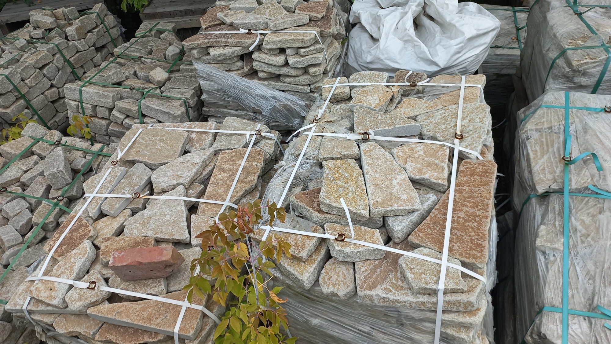 Плитняк гранитный галтованный купить в Дедовске