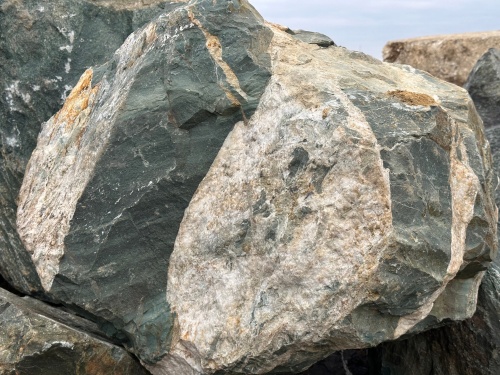 Гигантские зелёные валуны для ландшафтного дизайна весом более 5 тонн купить в Дедовске