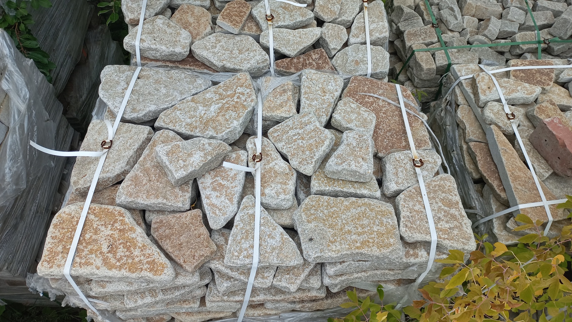 Плитняк галтованный гранитный для ландшафтного дизайна купить в Дедовске