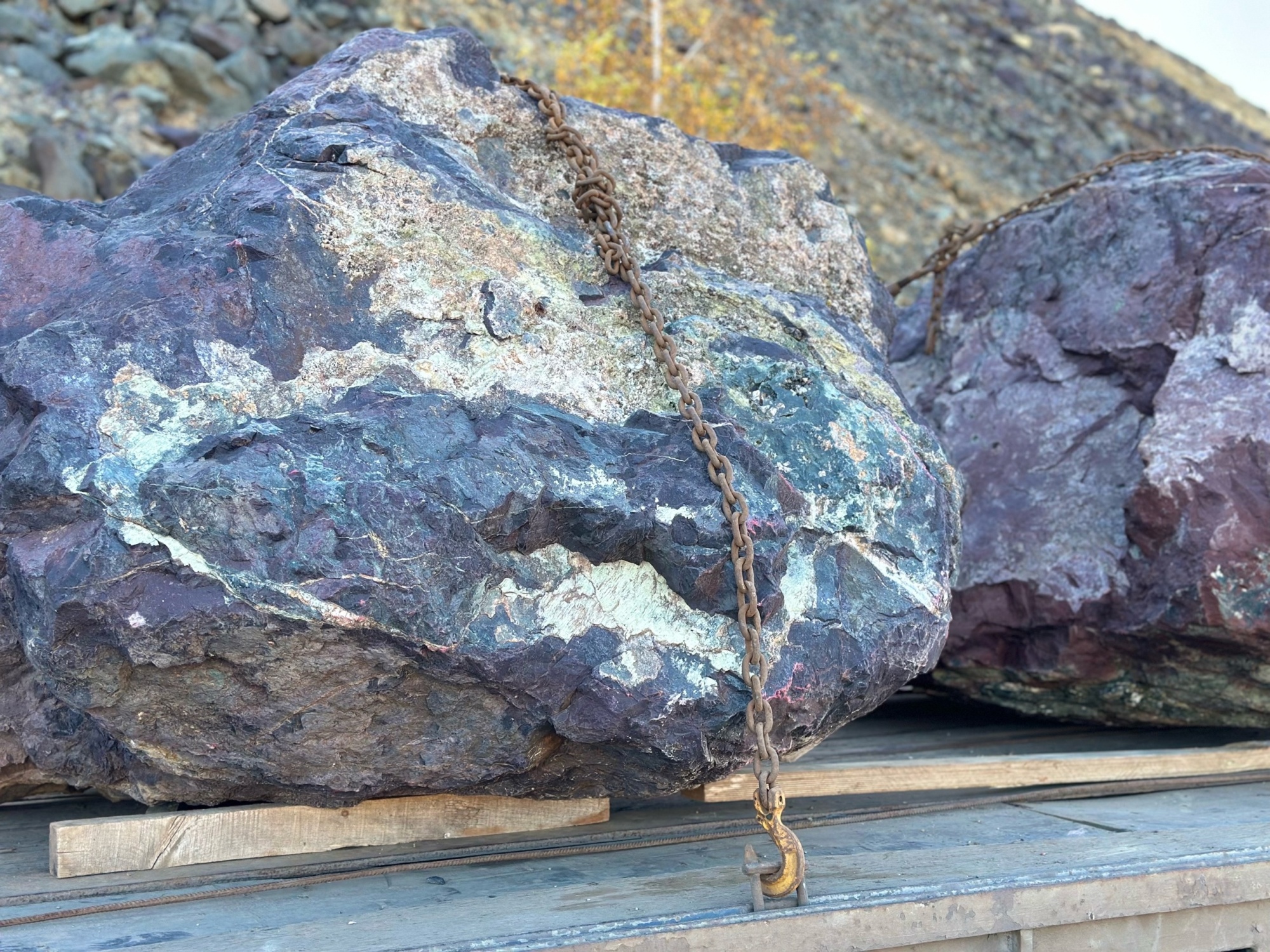 Огромные красно-фиолетовые валуны для ландшафтного дизайна весом более 5 тонн купить в Дедовске